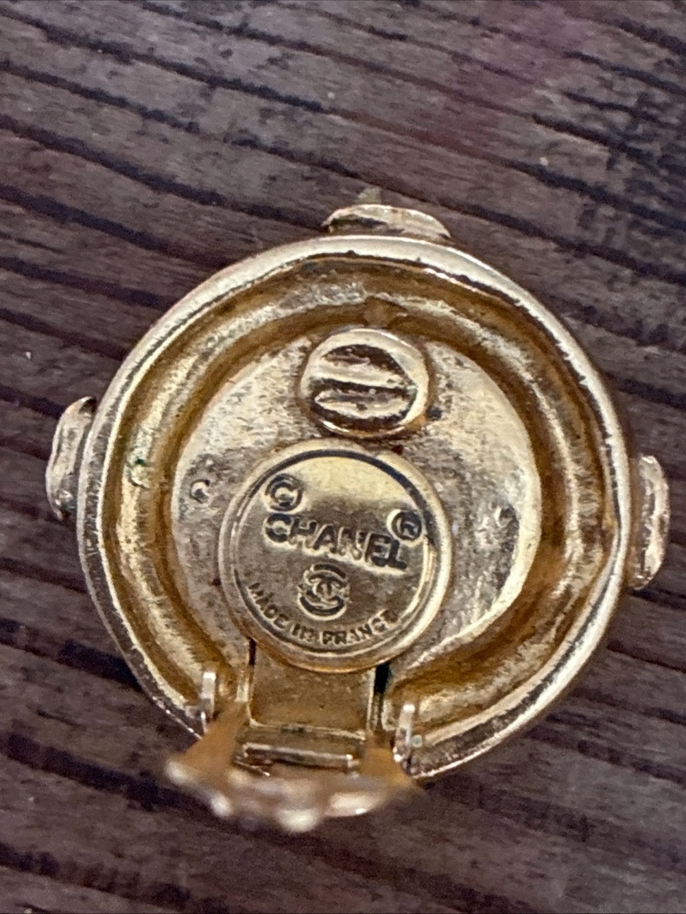 CHANEL Gold Interlocking CC clip on vintage Earrings - Picture 4 of 11